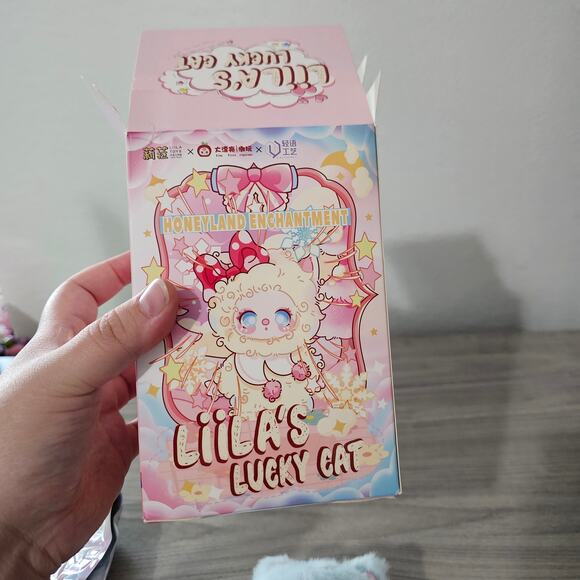 Lilla Lucky Cat Honeyland Enchantment Vinyl Plush Pendent OPEN BOX Blueberry - Picture 8 of 11